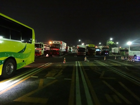 Sleeping buses lie in waiting at the toilet stops!