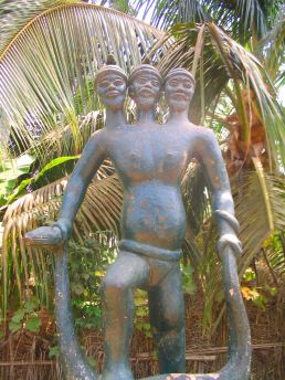 A three-headed sculpture on the Route des Esclaves
