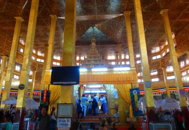 Inside the pagoda of Paung Daw Oo