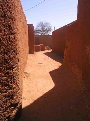 A narrow street in Agadez!
