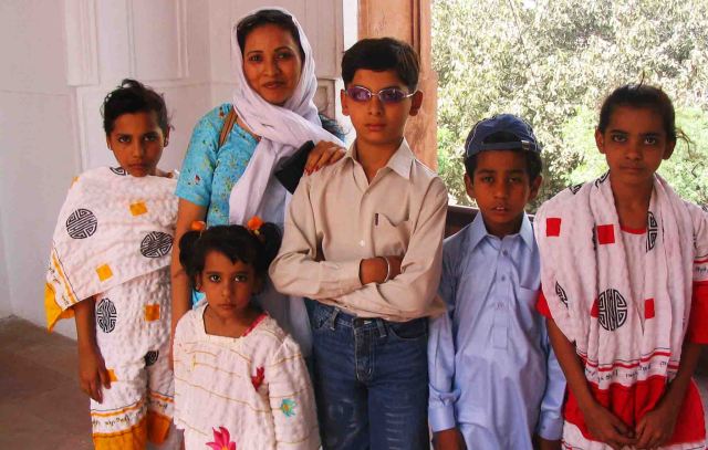 pakistan family at mosque