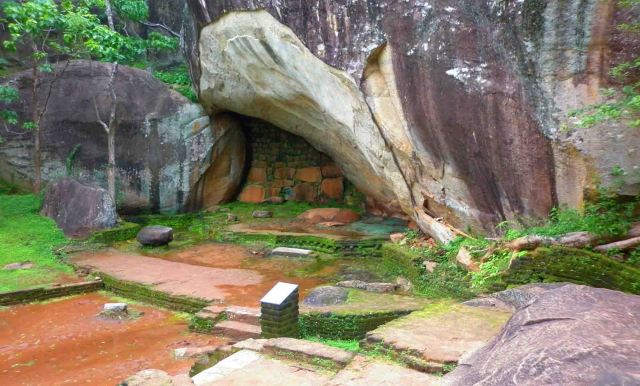 interesting-cave-sigiriya