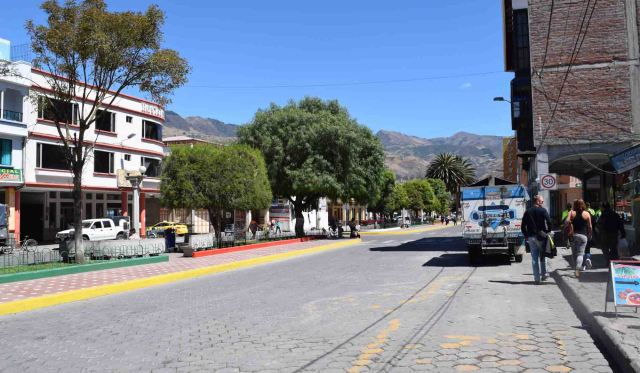 Main street, Alausi.