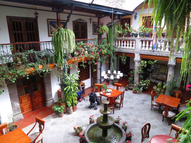 courtyard-hotel-san-francisco-de-quito