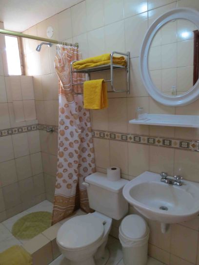 hotel-tren-dorado-bathroom